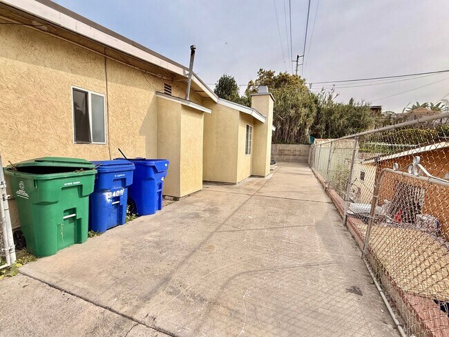 Foto del edificio - COMING SOON! Spacious 4 Bedroom, 3 Bathroom Home with Driveway