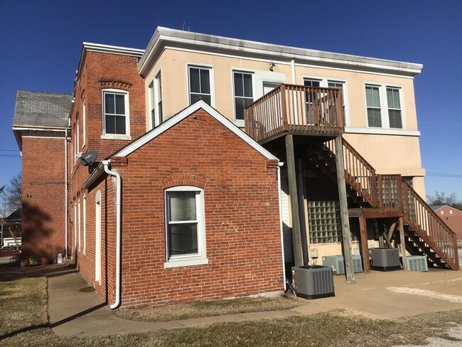 Building Photo - 224 E 3rd St