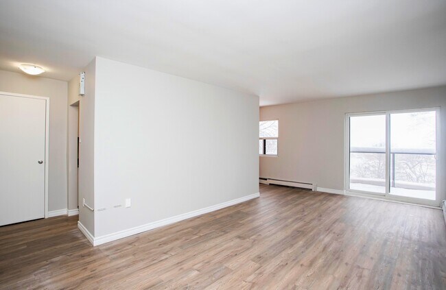 Photo du bâtiment - Kingsberry Towers Apartments