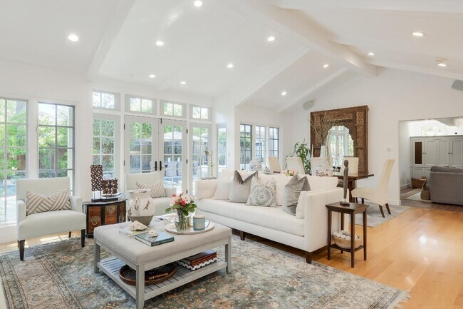 Building Photo - 1003 Olive St