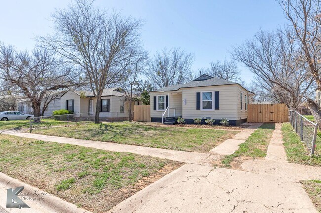 Foto del edificio - 2 bed 1 bath, New kitchen, new windows!