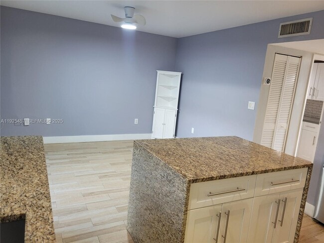 Foto del edificio - 1325 NW 123rd Terrace