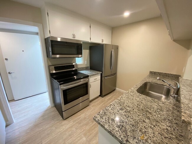 Building Photo - 2 Bed 2 Bath, LARGE Creek Side Apartment N...