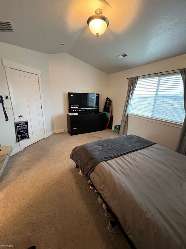 Foto del edificio - Room for Rent, 2.5 bath Townhome - 192 Wes...