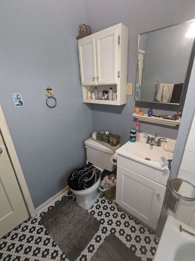 Building Photo - Great 2 bedroom available by KU Med