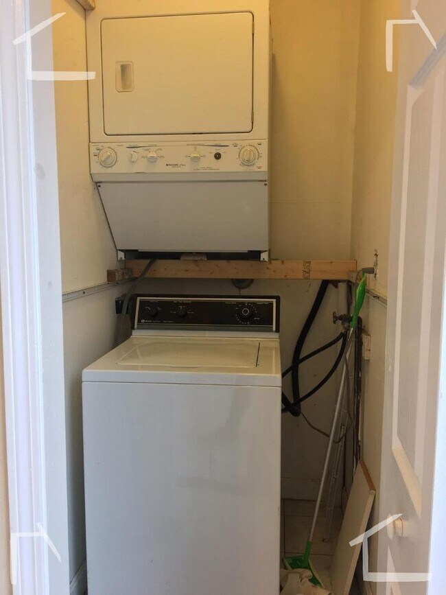 Foto del edificio - Convenient Location, In Unit Washer and Dr...