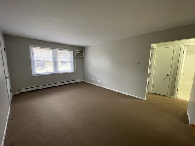 Building Photo - FRESHLY PAINTED 2BR, 1BA condo, close to RT59 shopping and restaurants. NAPERVILLE 203 SCHOOLS!