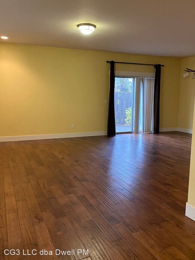 Building Photo - 3 br, 2.5 bath House - 3930 NE Grand Ave.