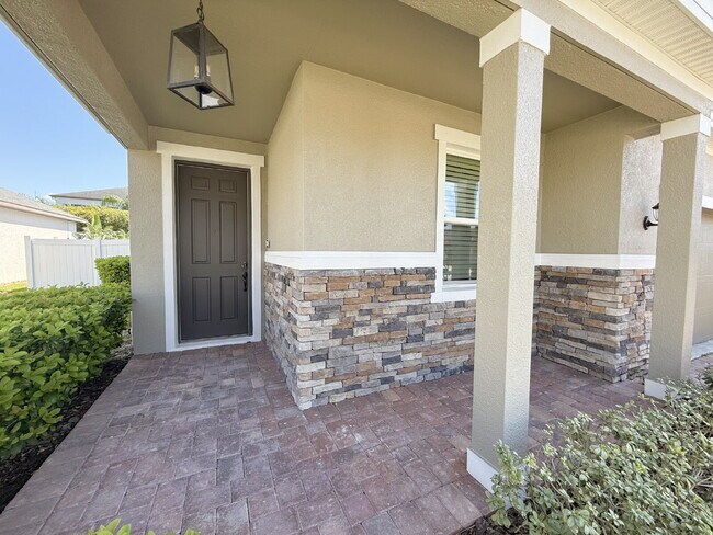 Foto del edificio - Spacious 4-Bedroom Retreat with additional office/den in the Heart of Trinity!