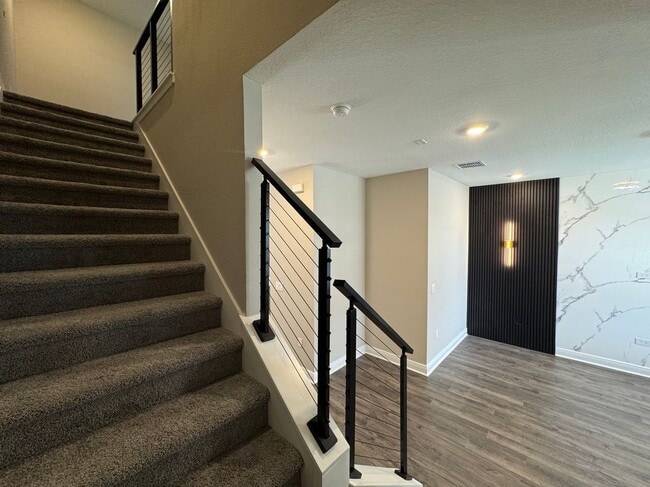 Foto del edificio - 16308 Hamlin Hills Rd