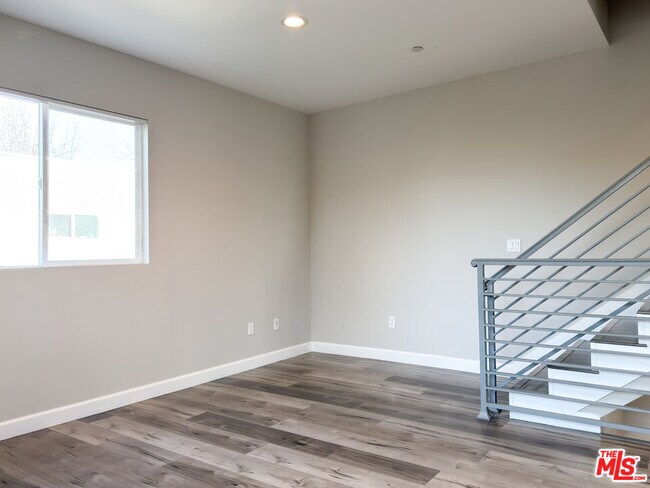 Foto del edificio - 5651 Willowcrest Ave