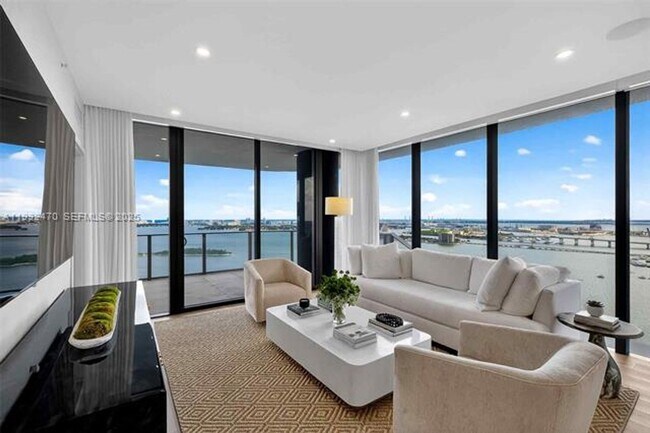 Foto del edificio - 700 NE 24th St