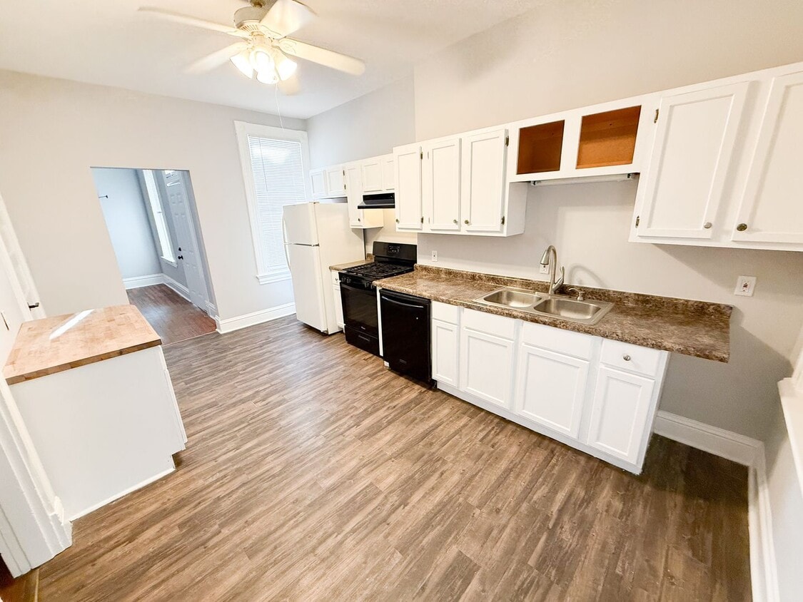 Primary Photo - Spacious 3 bedroom 1 bathroom home!!