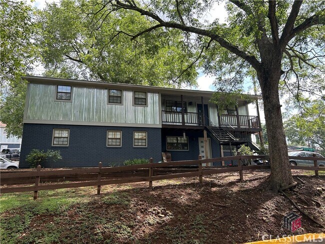 Building Photo - 235 Little St