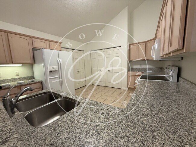 Foto del edificio - "Charming 2-Bed Condo with Fireplace & Scenic Views on Fox Cove Dr, Perrysburg!"