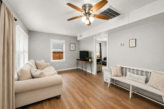 Building Photo - 609 Sealy Ave