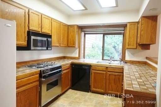 Building Photo - 3 Story Townhome in Pinon Sun!