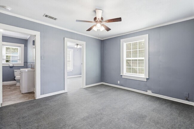 Building Photo - 808 Mill St