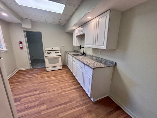 Foto del edificio - 4 bedroom home on Division st