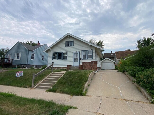 Building Photo - 1317 W 9th St
