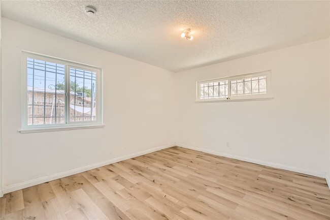 Building Photo - Stunning Remodeled Duplex with Modern Upgr...