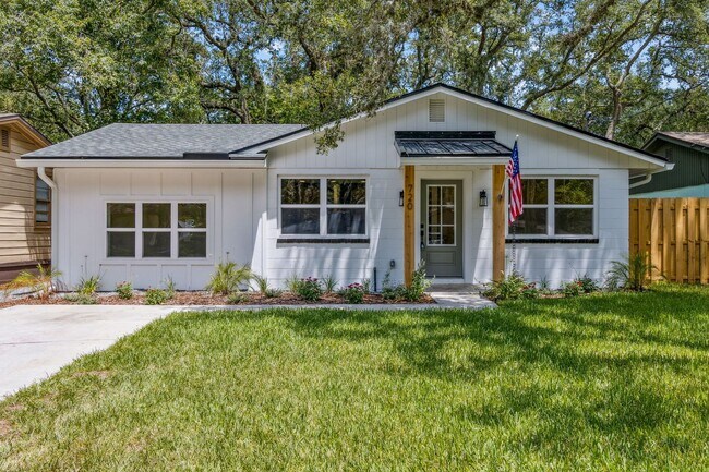 Building Photo - Amelia Island Cottage - Completely renovated