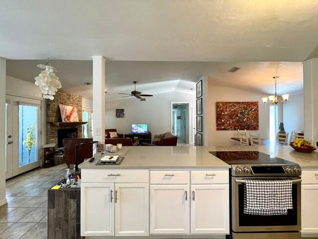 Building Photo - LEASE TERMS NEGOTIABLE Beautifully remodel...