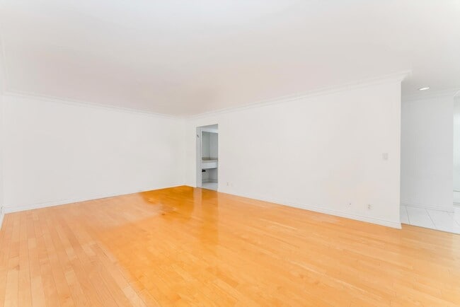Building Photo - 423 S Rexford Dr