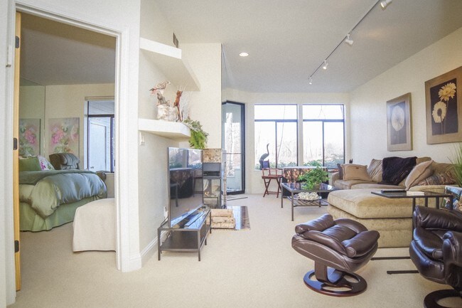 Foto del edificio - 946 E Riverpark Ln