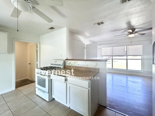 Building Photo - 618 Pilgrim Dr