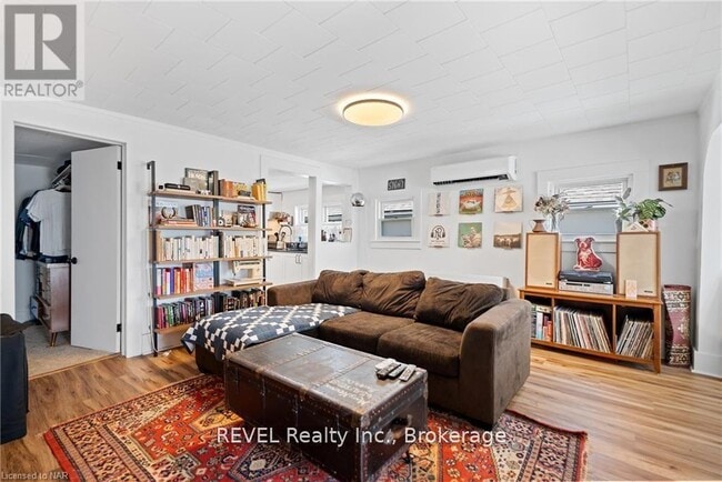 Building Photo - 3842 Roxborough Ave