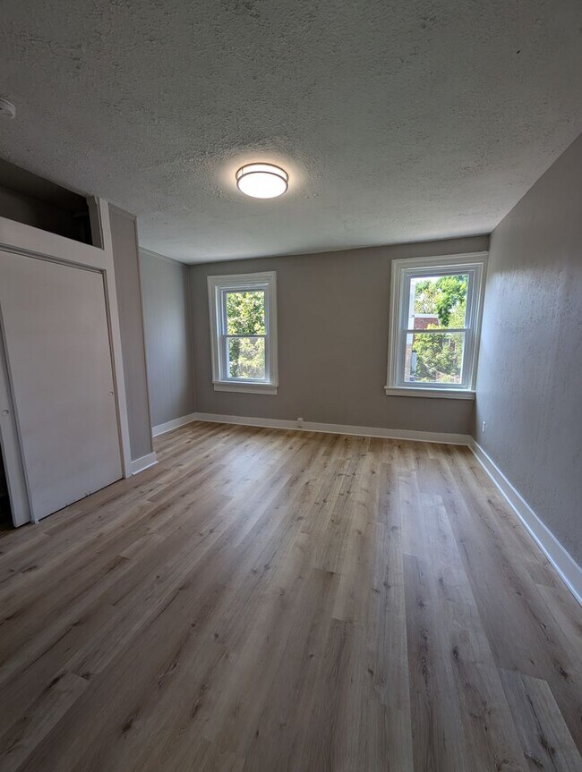 Photo - 1402 W Sycamore St Apartment