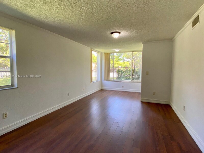Primary Photo - 2880 N Oakland Forest Dr