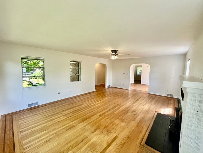 Building Photo - Newly Renovated Seattle 3bed 2bath Home