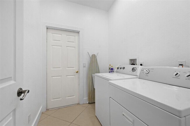 Foto del edificio - 13449 Hopewell Ave