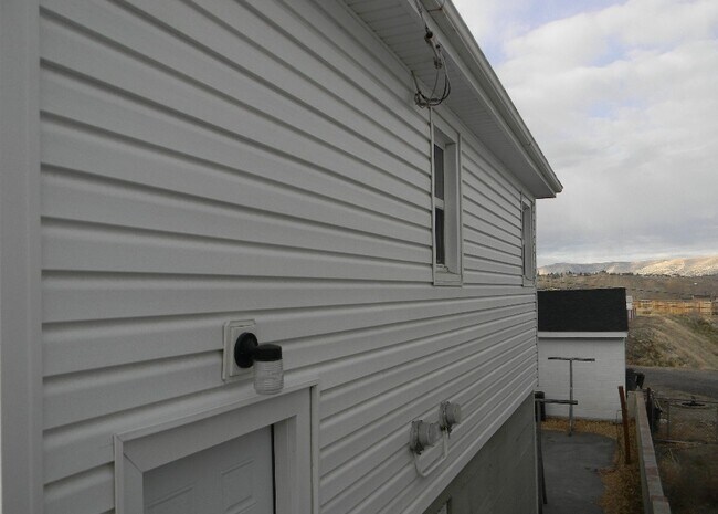 Foto del edificio - Available Now! Call the office to schedule...