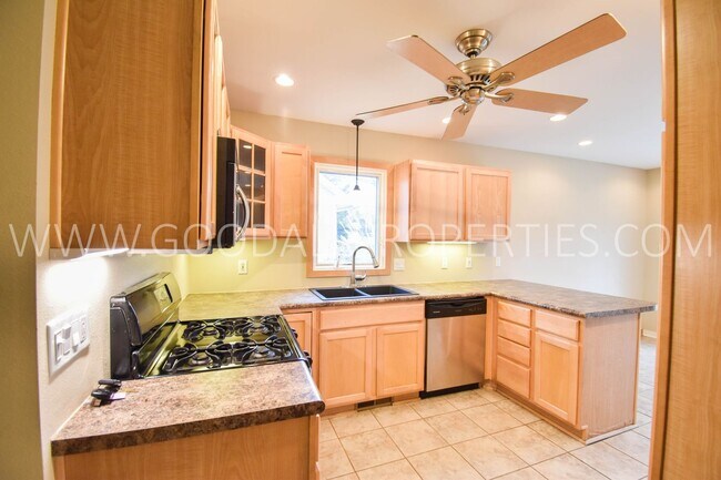Foto del edificio - 3 Bedroom Home in West Des Moines with fen...