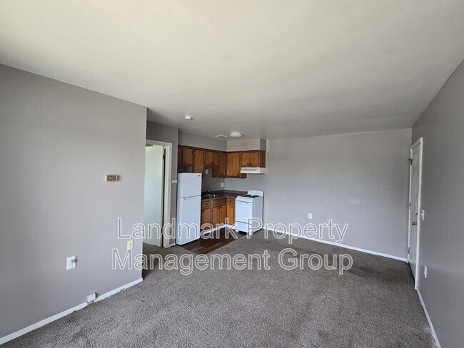Foto del edificio - 15811 Harper Ave
