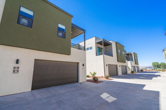 Foto del edificio - LUXURY GOLF COURSE CONDO - FULLY FURNISHED