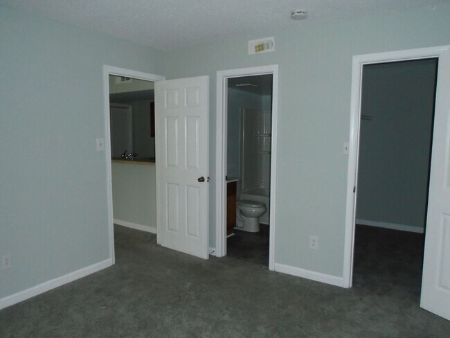 Building Photo - Newpointe Condo