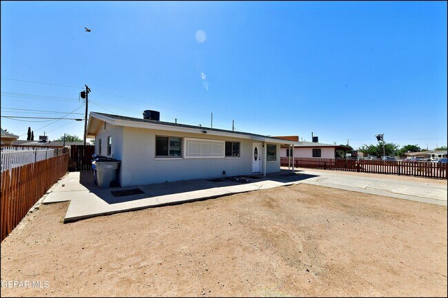Foto del edificio - 10324 Newport Dr