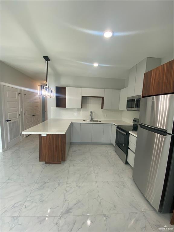 Building Photo - 11 Deluxe St