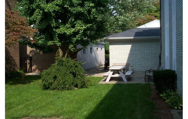  - 4312 W Bancroft St