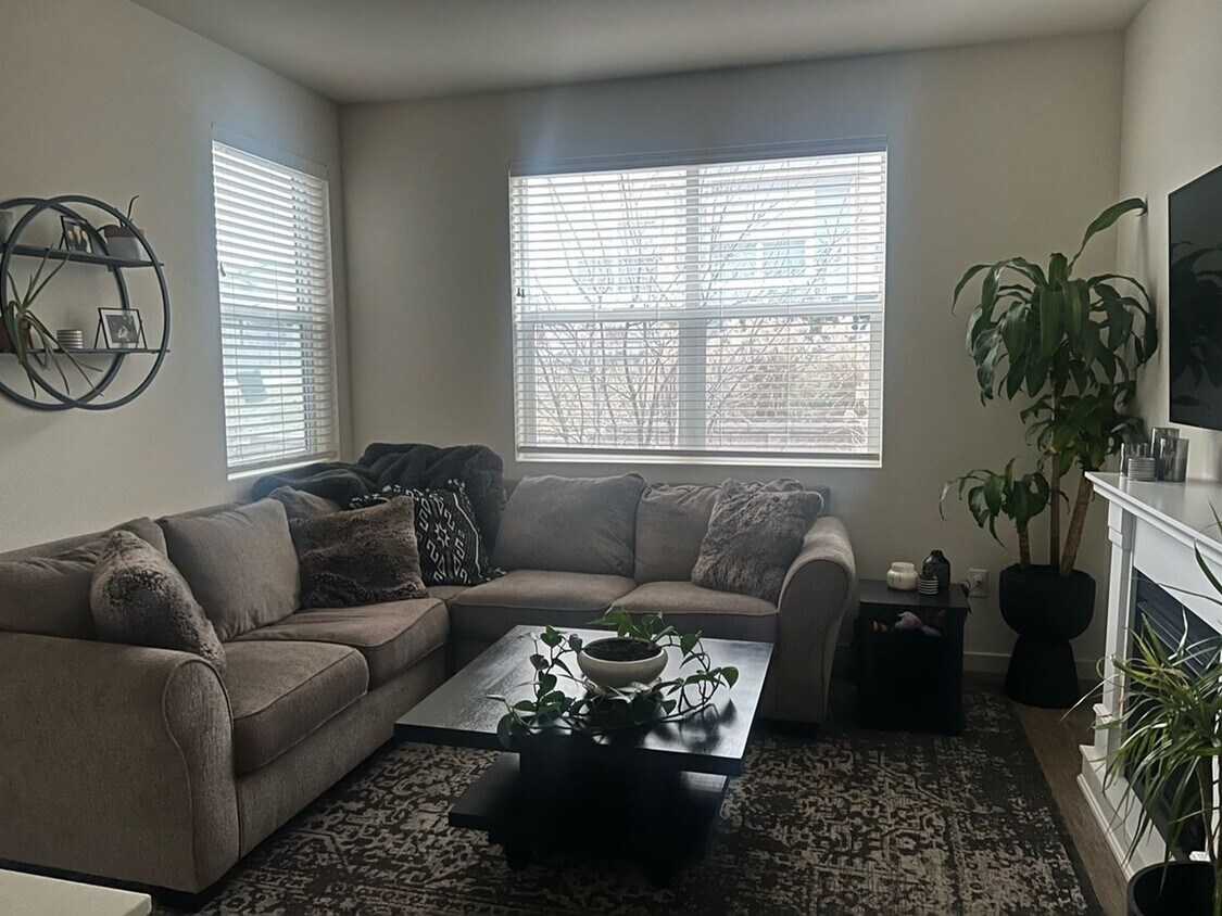 Foto principal - 2 Bedroom Townhome in Thornton