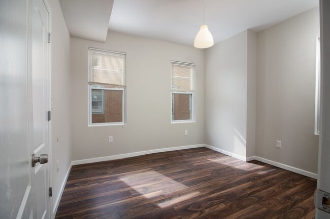 Building Photo - 544 S 49th St