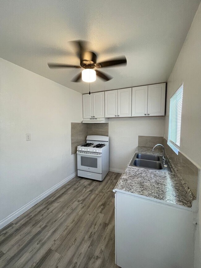 Foto del edificio - Large Upper 1 Bedroom 1 Bath in Long Beach!
