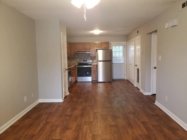 Foto del edificio - 2-Bed Apartment in Decatur's Heart – Your Cozy Retreat Awaits!"