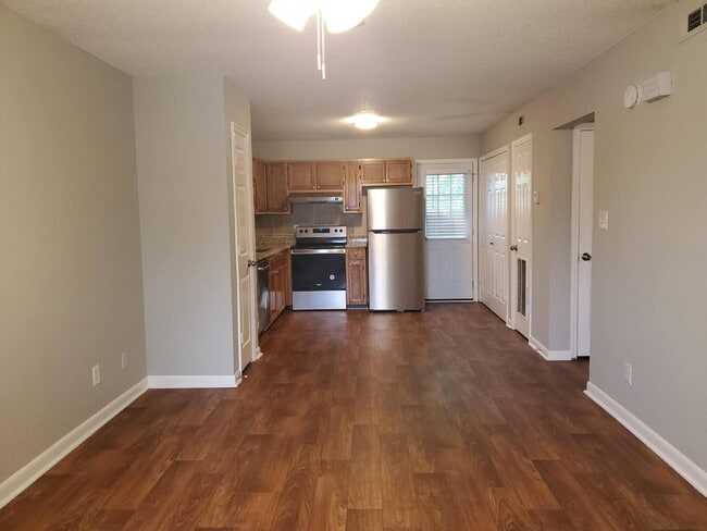 Building Photo - 2-Bed Apartment in Decatur's Heart – Your Cozy Retreat Awaits!"