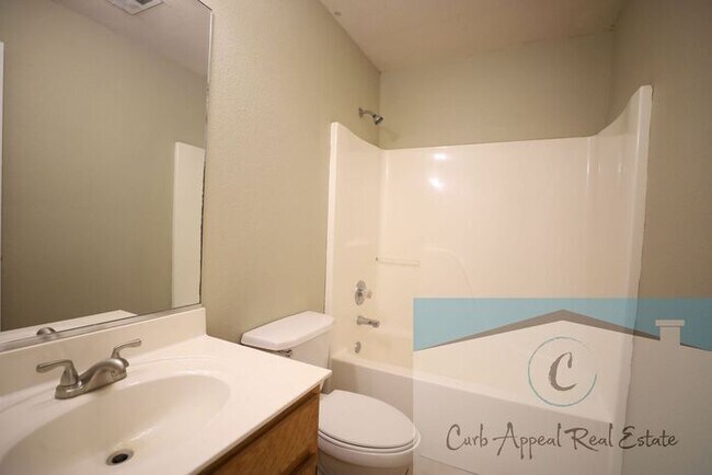 Foto del edificio - Recently renovated 2 bed, 1 bath apt - utilities included!! HUD accepted!