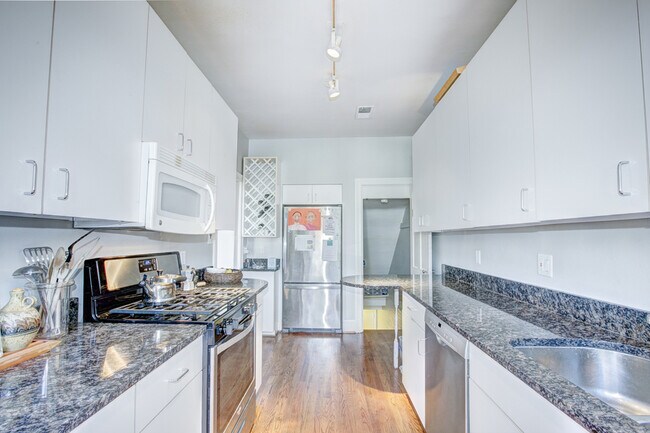 Building Photo - Wonderful Woodley Park Row Home with Free ...